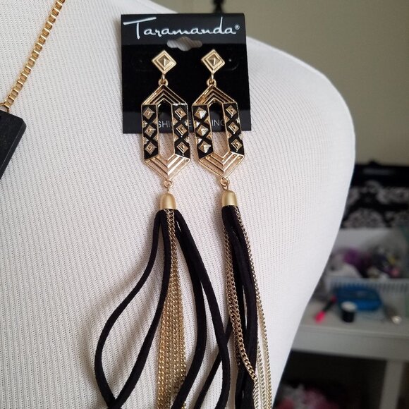 Free with $20 purchase Taramanda Gold and Black necklace with earrings - Picture 4 of 6